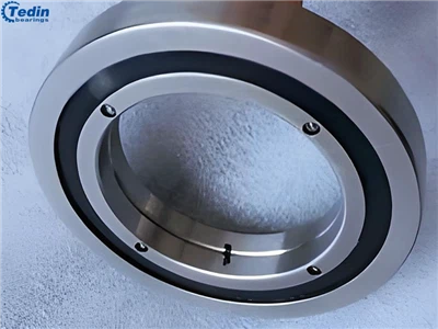 RE10016 Korsade rullager